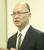 鴋澤　歩 氏